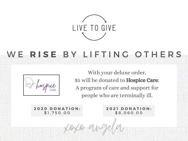 K&ouml;nnte beinhalten: Ein wei&szlig;er Hintergrund mit einem lila Schmetterlingslogo, auf dem "hospice care" steht. Der Text "Live to Give" befindet sich in einem Kreis mit einem Pfeil. Der Text "We Rise by Lifting Others" steht in gro&szlig;en Buchstaben. Der Text "Mit Ihrer Deluxe-Bestellung werden 5 &euro; an Hospice Care gespendet: Ein Programm f&uuml;r Pflege und Unterst&uuml;tzung f&uuml;r Menschen, die sich im Endstadium befinden." befindet sich unter dem Logo. Der Text "2020 Donation: 1.750,00 &euro;" befindet sich in einem Kasten. Der Text "2021 Donation: 8.060,00 &euro;" befindet sich in einem Kasten. Der Text "xoxo angela" befindet sich am unteren Rand des Bildes.