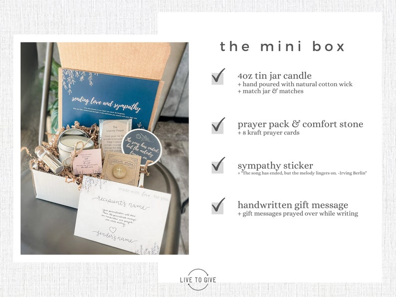 K&ouml;nnte beinhalten: Eine wei&szlig;e Geschenkbox gef&uuml;llt mit Mitgef&uuml;hlsartikeln, darunter eine kleine Kerze, ein Troststein und Gebetskarten. Die Box ist mit einer blauen und wei&szlig;en Karte verziert, auf der "sending love and sympathy" steht.
