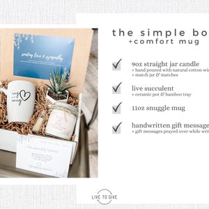 K&ouml;nnte beinhalten: Eine wei&szlig;e Geschenkbox gef&uuml;llt mit einer wei&szlig;en Tasse mit der Aufschrift "hug me mug", einer kleinen Sukkulente im Topf, einer 9 oz Kerze im Glas und einer handgeschriebenen Karte. Die Box steht auf einer wei&szlig;en Oberfl&auml;che mit wei&szlig;em Hintergrund. Der Text "sending love & sympathy" steht auf einer blauen Karte in der Box. Der Text "the simple box + comfort mug" steht auf wei&szlig;em Hintergrund mit einem schwarzen H&auml;kchen neben jedem Artikel in der Box. Der Text "LIVE TO GIVE" steht am unteren Rand des Bildes.
