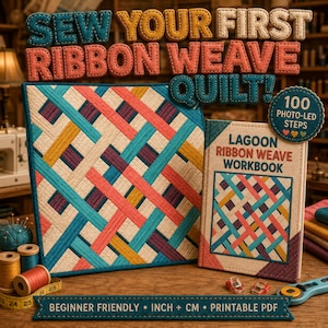 Peut inclure: Un kit de projet de courtepointe comprenant une courtepointe carrée avec un motif de ruban tissé en bleu sarcelle, corail, jaune et violet, ainsi qu'un manuel Lagoon Ribbon Weave Workbook. Le texte indique SEW YOUR FIRST RIBBON WEAVE QUILT, 100 PHOTO-LED STEPS.