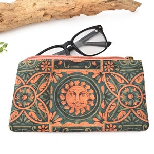 Monedero de corcho natural con motivo ornamental inspirado en la antigua mayólica mediterránea con un expresivo sol, Idea de regalo vegano