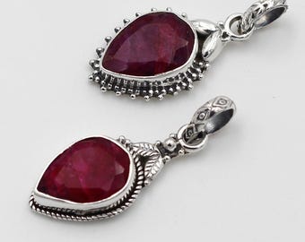 Małe wiszące zawieszki z litego rubinu i srebra próby 925 z kwiatowym i boho chic wykonaniem, wyjątkowa i ręcznie wykonana biżuteria
