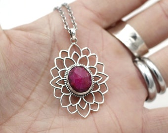 Ciondolo prezioso in Rubino con petali di Fiore di Loto in Argento 925, Collana Elegante con Floreale Pendente e pietra naturale di Rubino