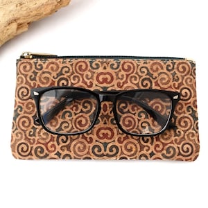 Monedero de corcho, bolso de mano de estampado étnico con espirales marrones, bolso multiusos, porta documentos, gafas y smartphone