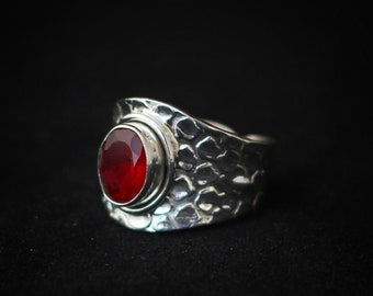 Ring with Garnet, Adjustable Band Ring in 925 Silver, Ethnic Ring in Silver and Garnet, Tribal Silver Ring with Red Stone