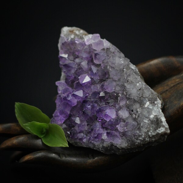 Natürlicher roher Amethyst, Amethyst-Mineraldruse, lila Quarzstein, kleine Amethyst-Druse, ideal zum Aufladen von Kristallen