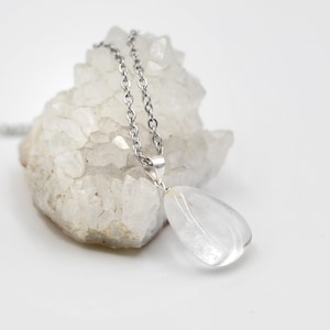 Collar colgante de cristal de roca natural con cadena de acero inoxidable ajustable.