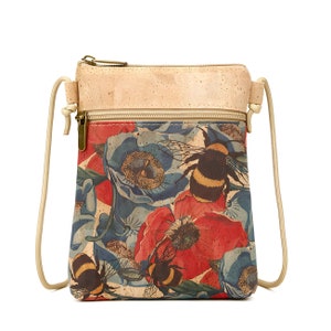 Kleine Tasche mit Blumenmuster, Handtasche für Naturliebhaber mit Zeichnung von Bienen und roten und blauen Blumen, Schultergurt aus Naturkork