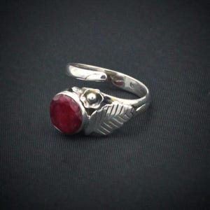 Anillo de Rubí y Plata de Ley 925, modelo único elaborado artesanalmente con auténtica piedra rubí maciza ovalada y engaste floral