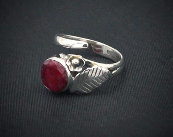 Pierścionek z rubinem i srebrem próby 925, wyjątkowy, ręcznie wykonany model z prawdziwym, owalnym, litym rubinem i oprawą kwiatową