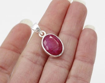 Łańcuszek z małą owalną zawieszką z prawdziwego fasetowanego litego rubinu w prostej i lśniącej oprawie ze srebra próby 925