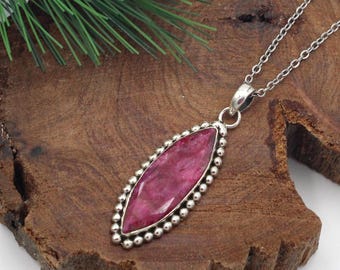 Duży, prawdziwy rubinowy wisiorek w stylu boho chic z kropkowanymi zdobieniami ze srebra próby 925, wyjątkowy, ręcznie wykonany klejnot