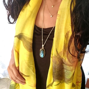 Scarf made of natural bamboo and eucalyptus fibers, with a floral tulip print. Available in two colors: red and yellow.