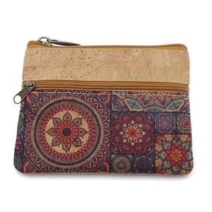 Puede incluir: Una pequeña bolsa de cremallera de corcho y tela con un estampado de mandala colorido. La bolsa tiene dos compartimentos con cremallera.