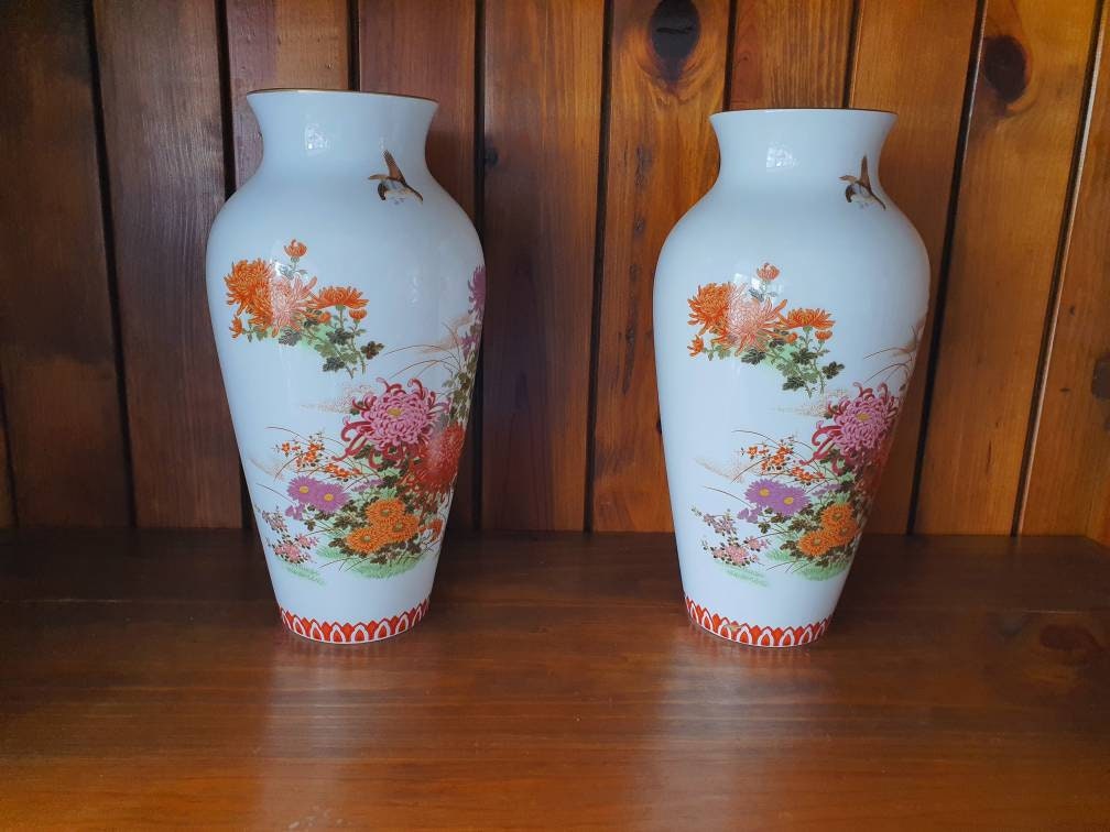 柴田作の菊模様のヴィンテージ日本製磁器花瓶。高さ 30 cm。英国内送料