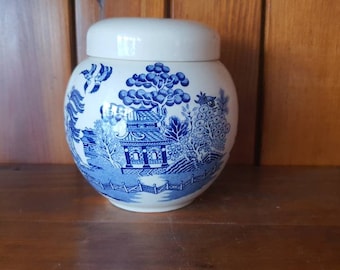 Vintage Sadler blue and white Willow Pattern Ginger Jar.
