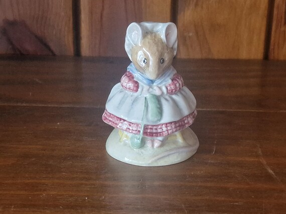 Vintage Beswick Beatrix Potter figure of The Old Woman who lived in a Shoe Knitting Model number 2804 by David Lyttleton. BP-3C Backstamp