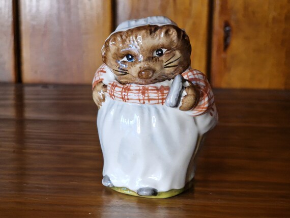 Vintage Beswick Beatrix Potter figure of Mrs Tiggy Winkle. Model number 1107/2 by Arthur Gredington. BP-3B Backstamp dated 1974 to 1985.