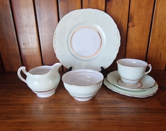 Vintage Colclough blassgrüne, weiße und goldene Bone China Artikel. Trios, Teller, Zuckerdose und Sahnekännchen.