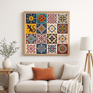 Könnte beinhalten: Ein gerahmtes Wandkunstwerk mit einer Sammlung farbenfroher, gemusterter Fliesen. Die Fliesen zeigen verschiedene Blumen- und geometrische Designs in Blau-, Orange-, Gelb- und Rottönen. Auf einer der Fliesen ist eine Eidechse abgebildet. Das Kunstwerk wird über einem beigen Sofa ausgestellt.