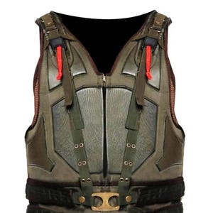 Può includere: Un gilet tattico nei toni del verde oliva e grigio, con cerniera centrale e molteplici cinghie. Il gilet ha un design imbottito con interno nero e linguette rosse. Include una fibbia color oro.