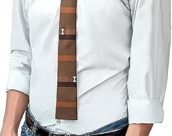 Könnte beinhalten: Ein weißes Hemd mit einem braun-beigen gestreiften Schlips mit weißen Akzenten. Das Hemd wird mit einer blauen Jeans und einem schwarzen Gürtel kombiniert. Ein klassischer Business-Casual-Look.