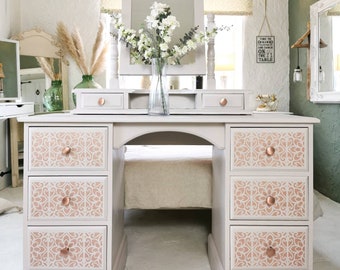 Featured image of post Pink And Gold Dressing Table : Small dressing table and stool.
