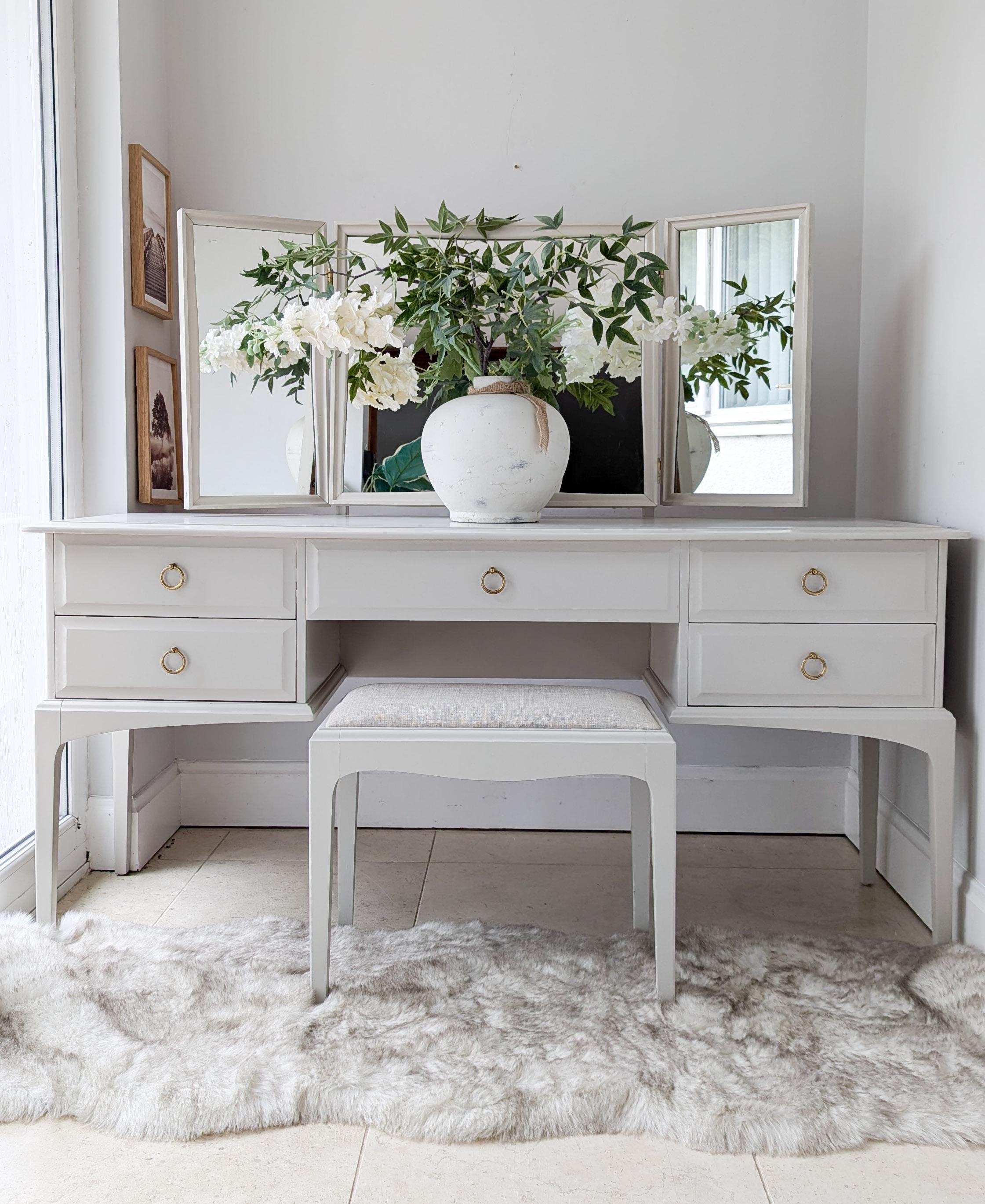 grey and white dressing table Modern Makeup Vanity Desk with HD Lighted Mirror, Dressing Table
