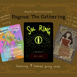 Puede incluir: Ilustración para "Magnus: The Gathering" con tres cartas proxy temáticas. Las cartas incluyen "Michael, Distortion", "Sol Ring" y "Jane Prentiss, the Hive". La imagen también incluye el texto "featuring 9 themed proxy cards".