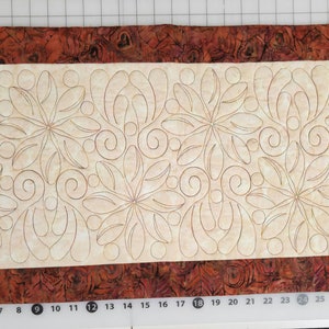 Camino de mesa acolchado óxido y beige 34&quot; x 15,5&quot;