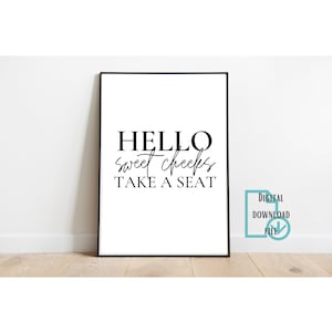 Puede incluir: Un diseño de arte de pared imprimible en blanco y negro con el texto "HELLO sweet cheeks TAKE A SEAT".