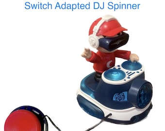 Giocattolo robot DJ adattato a Switch. Tecnologia assistiva, educazione/bisogni speciali, logopedia, terapia occupazionale, fisioterapia. Adatto a tutte le età.