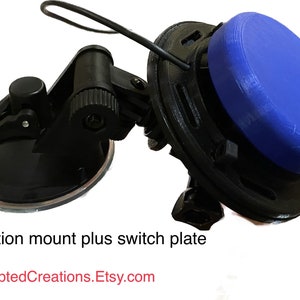 Può includere: Un supporto a ventosa nero con una piastra di commutazione blu. Il supporto ha un braccio girevole e una leva per rilasciare la ventosa. La piastra di commutazione è rotonda e ha un foro al centro.  AdaptedCreations.Etsy.com