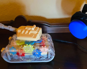 Strömbrytaranpassad tankleksak med kugghjul! Ljus, rörelse och musik! Videolänk med ljud i beskrivningen