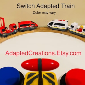 Może przedstawiać: Zestaw czterech wagonów kolejowych w kolorze czerwonym, białym i czarnym, ustawionych na drewnianym torze. Widoczny jest tekst "Switch Adapted Train" i "Color may vary". Wyświetlana jest również nazwa sklepu Etsy "AdaptedCreations.Etsy.com".