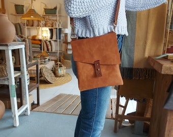 Leather Womans bag. Opplav Pilgrim5. Hand-made. Small women's bag with adjustable strap, 1.3mm 100% natural leather. Saddle Brown.