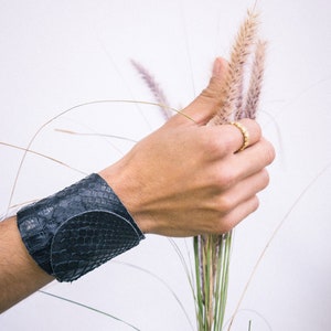 Schwarzes Pythonarmband, Herrenarmband, schwarzes Lederarmband, Lederarmband, Herrenlederarmband, breites Unisex-Armband