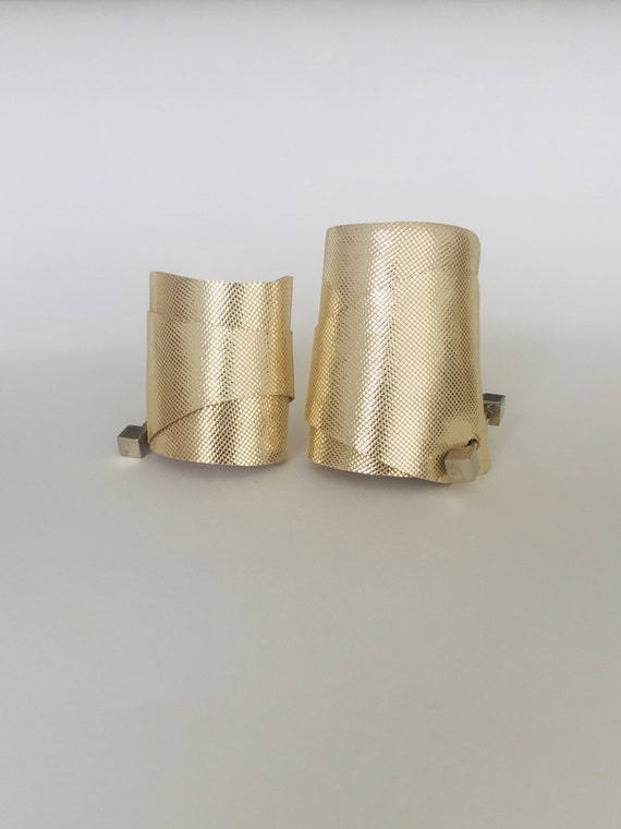 Pulsera que se cierra con piercing, Pulsera cuero oro, Pulsera cuero para  mujer, Muñequera de cuero ancha
