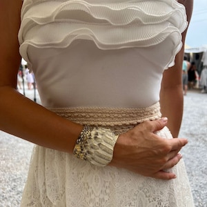 Weißes Python-Armband, weißes Damenarmband, breites Lederarmband.