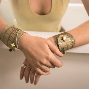 Unisex-Lederarmband, Lederarmband mit Piercing, breites Lederarmband, Lederarmband für Damen, handgefertigtes Lederarmband