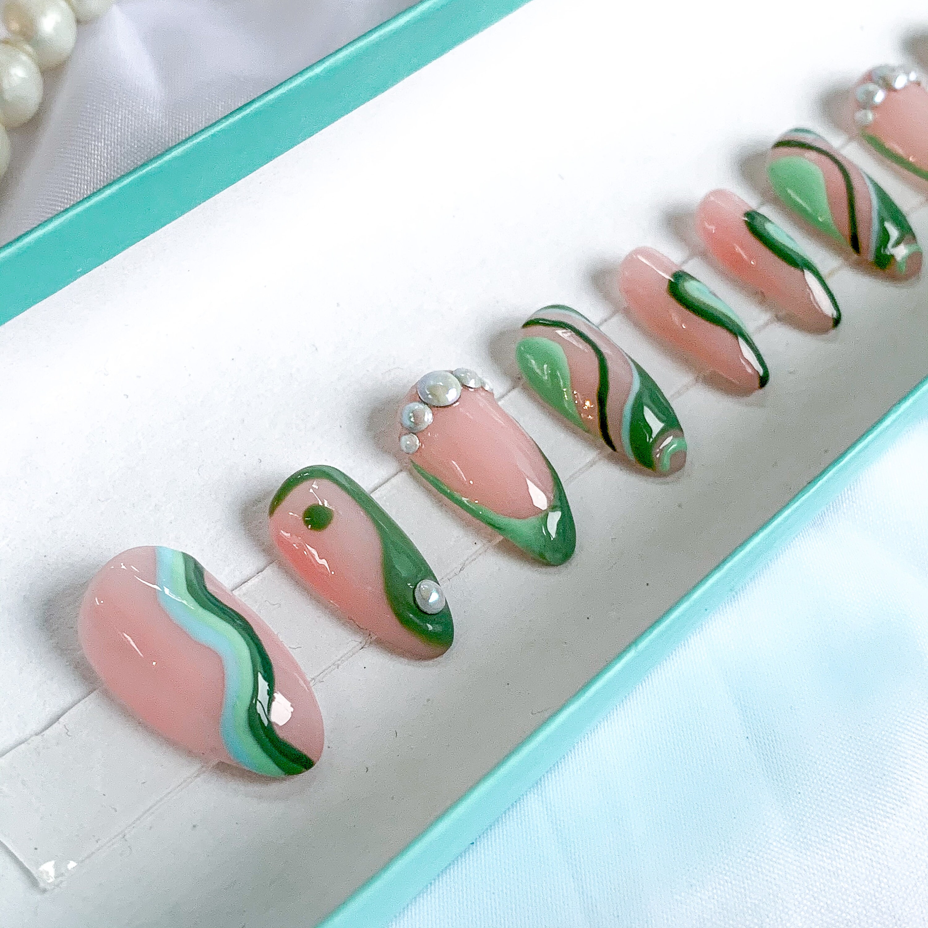 Lily Pad Green Abstract Luxury Press On Nail Set Deluxe Collection 004 /  Minimalism pearls pinterest green mint multi pearl dazeynails -  Italia