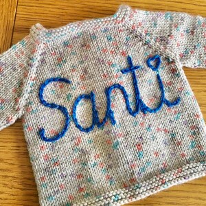 Personalizowany ręcznie robiony na drutach dziecięcy kardigan – spersonalizowany sweter z imieniem dla noworodków i małych dzieci