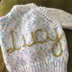 Personalisierte Baby Strickjacke - Personalisierter Namenspullover für Neugeborene & Kleinkinder