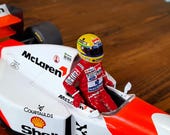 1:18 アイルトン・セナ マクラーレン ドライバーフィギュア スーツ