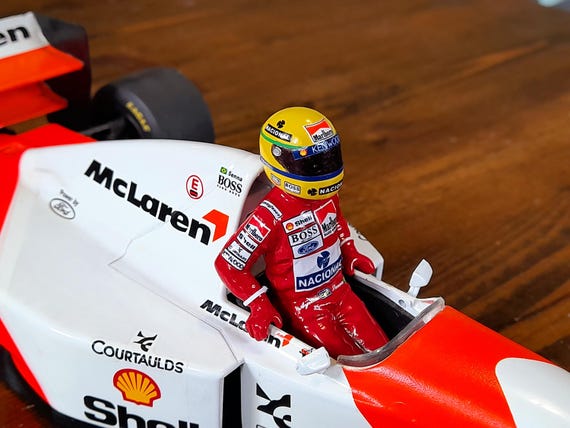 1:18 アイルトン・セナ マクラーレン ドライバーフィギュア スーツ