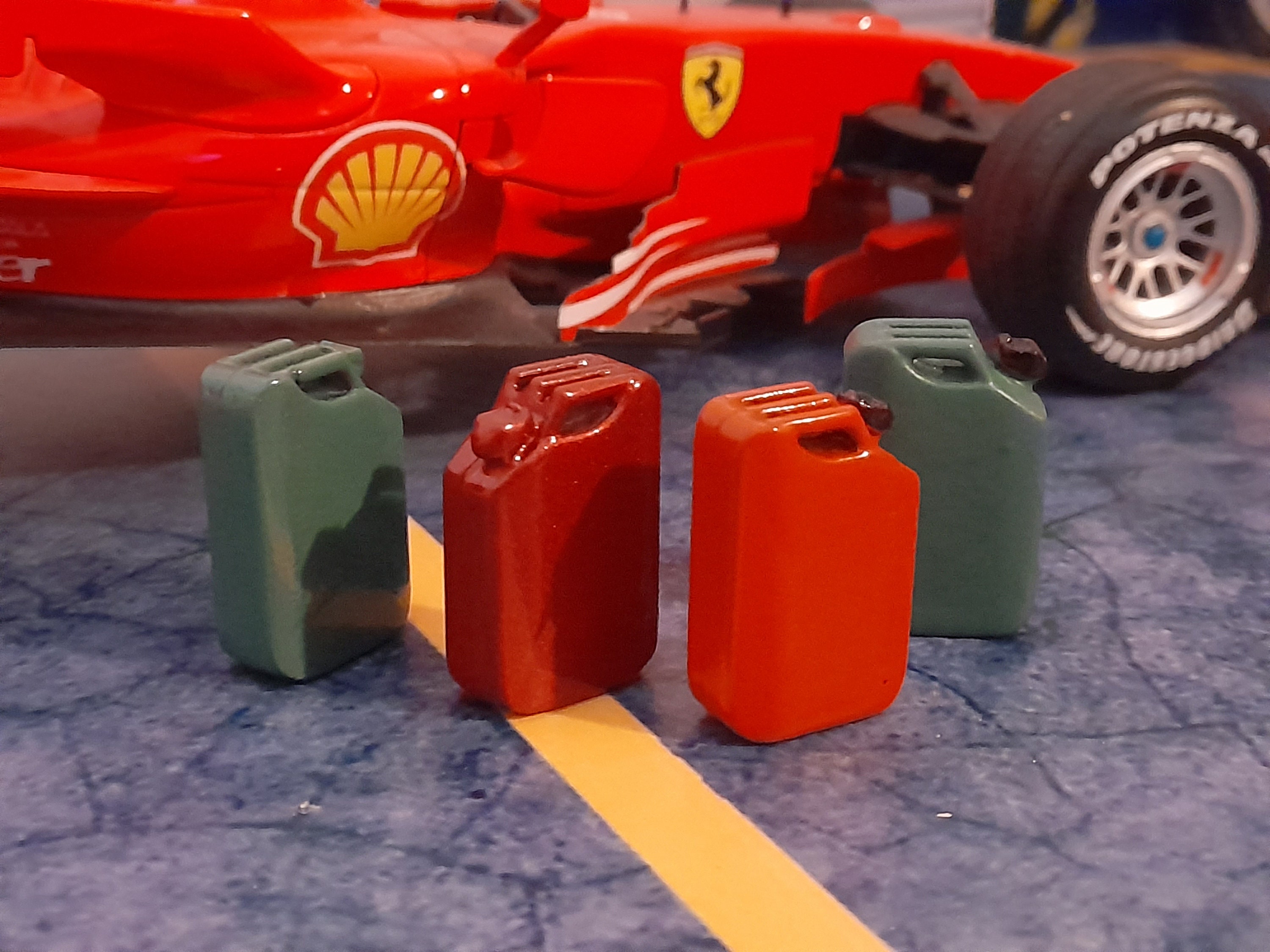 Modèle jerrican essence diesel à l'échelle 1/18. Diorama de voiture F1 GARAGE entièrement fini