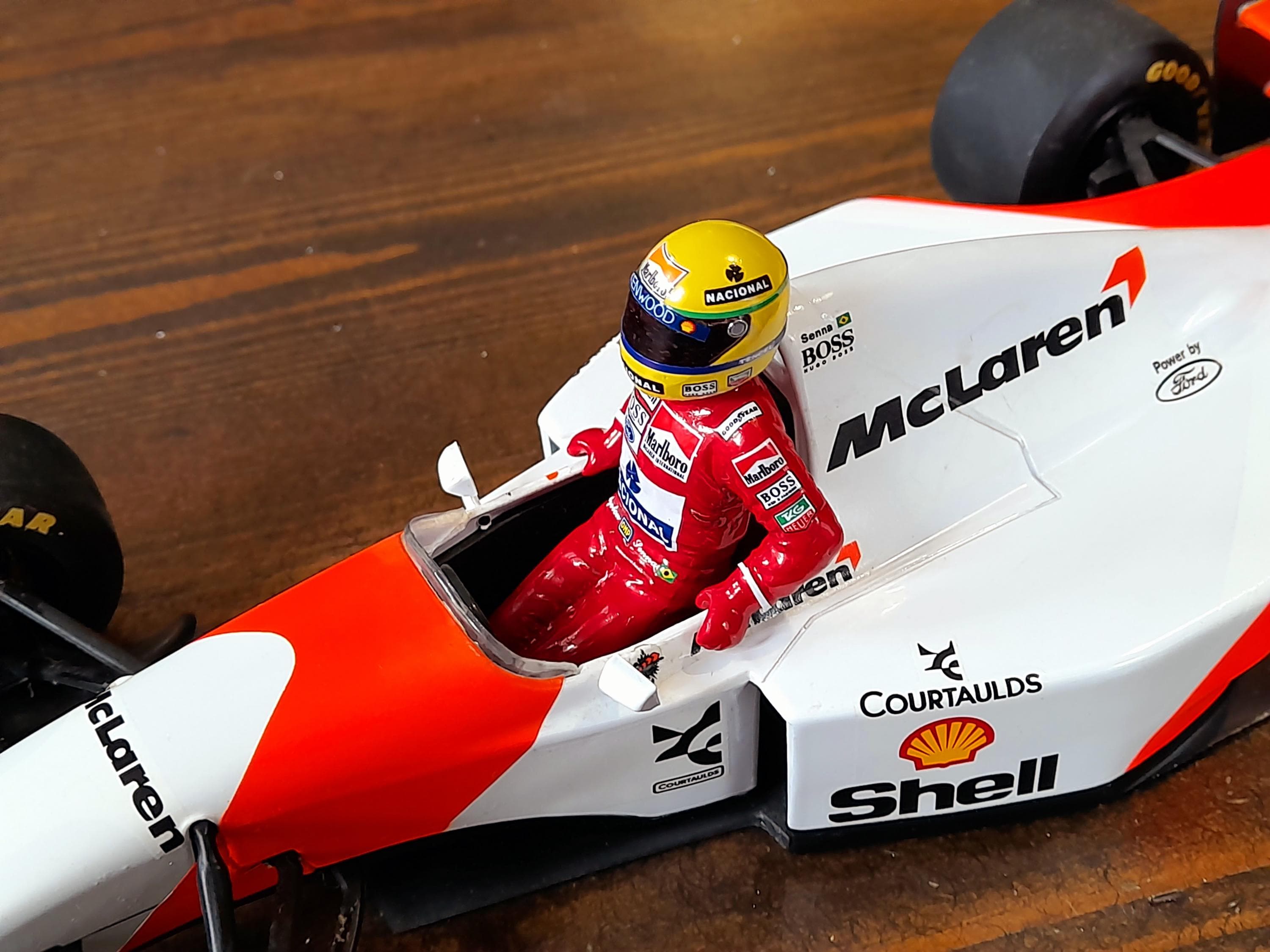 1:18 アイルトン・セナ マクラーレン ドライバーフィギュア スーツ