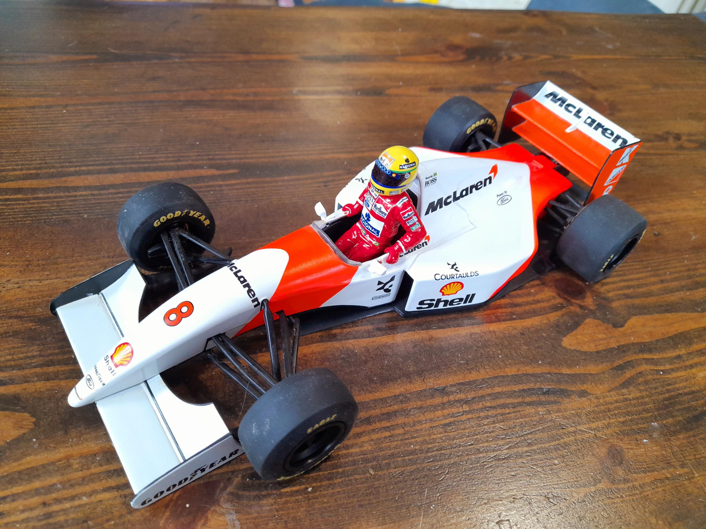 1:18 アイルトン・セナ マクラーレン ドライバーフィギュア スーツ