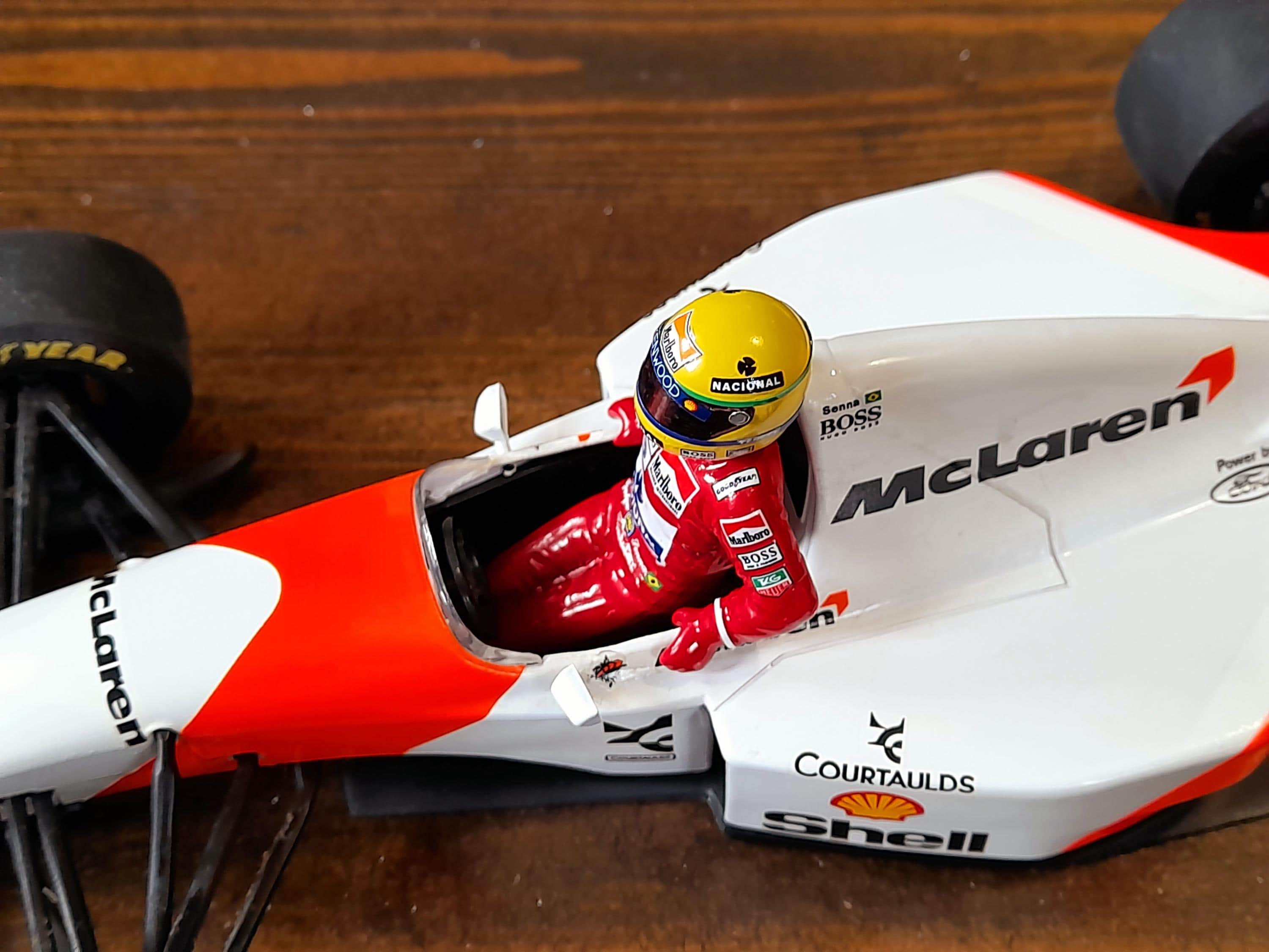 1:18 アイルトン・セナ マクラーレン ドライバーフィギュア スーツ