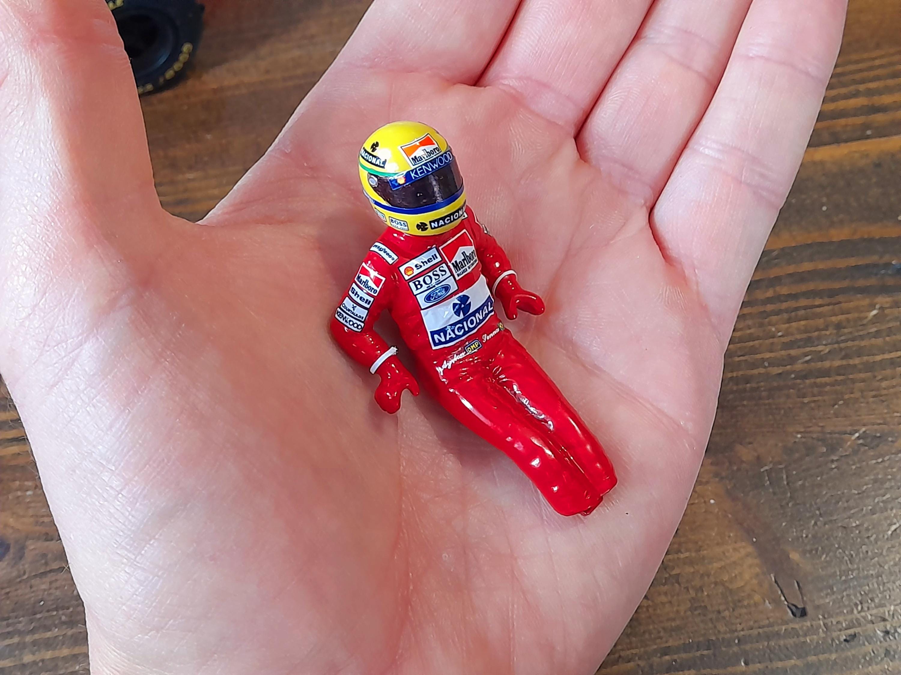 1:18 アイルトン・セナ マクラーレン ドライバーフィギュア スーツ